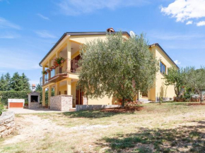 Secluded Apartment in Pore with Garden